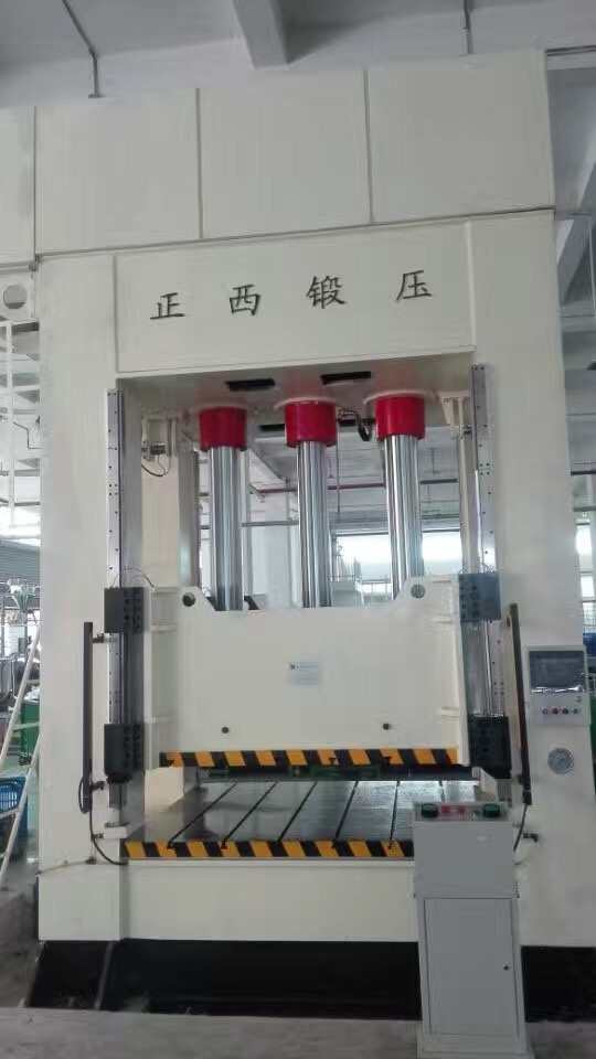 此批設(shè)備為重慶客戶一次性向我公司訂購(gòu)的機(jī)器，在所有公司員工的努力下，我們?cè)谝?guī)定的時(shí)間內(nèi)向客戶交貨并調(diào)試完成。