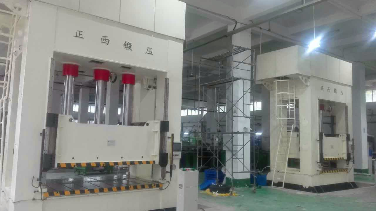 此批設(shè)備為重慶客戶一次性向我公司訂購(gòu)的機(jī)器，在所有公司員工的努力下，我們?cè)谝?guī)定的時(shí)間內(nèi)向客戶交貨并調(diào)試完成。