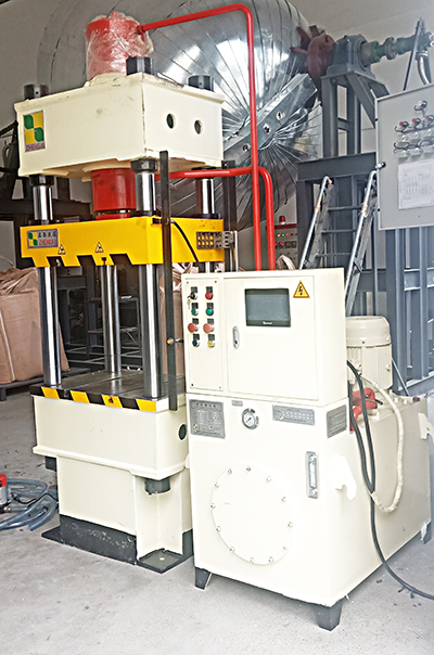 液壓機定制客戶定制的200噸四柱壓力機由液壓機供應商成都正西液壓機供應，圓滿交貨！